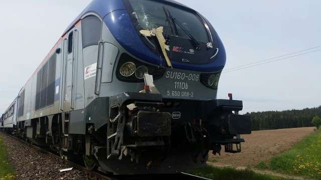Pociągiem podróżowało około 80 pasażerów. Kierowca ciężarówki trafił do szpitala w Giżycku.