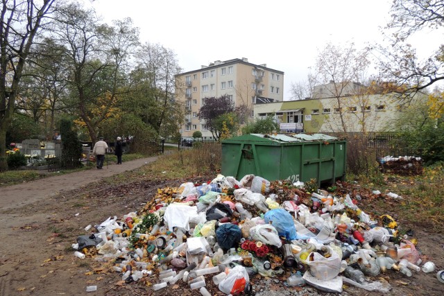 Ten obrazek z cmentarza św. Jerzego może tylko bulwersować. Tak nie powinno się dziać w pobliżu grobów!