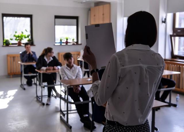 Próbny egzamin ósmoklasisty 2018 z Operonem już rozpoczęty. W środę, 28 listopada odbywa się egzamin z matematyki. Na tej stronie znajdziecie arkusze oraz odpowiedzi i rozwiązania wszystkich zadań.