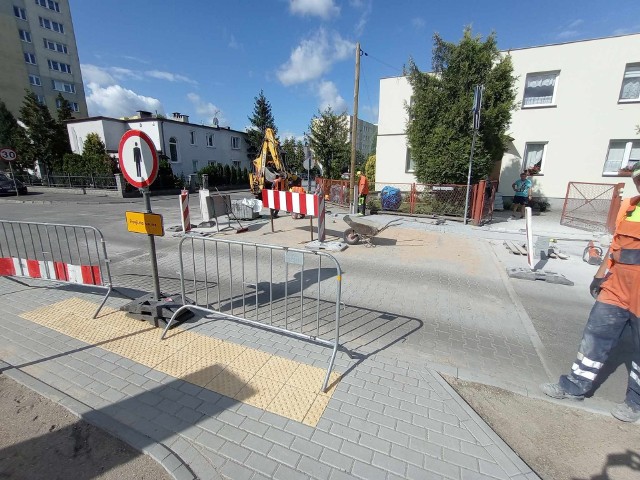 W Bydgoszczy trwają prace, które mają poprawić bezpieczeństwo pieszych w okolicy szkół.