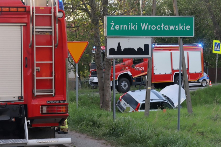 Groźny wypadek pod Wrocławiem. Zderzenie auta osobowego z...