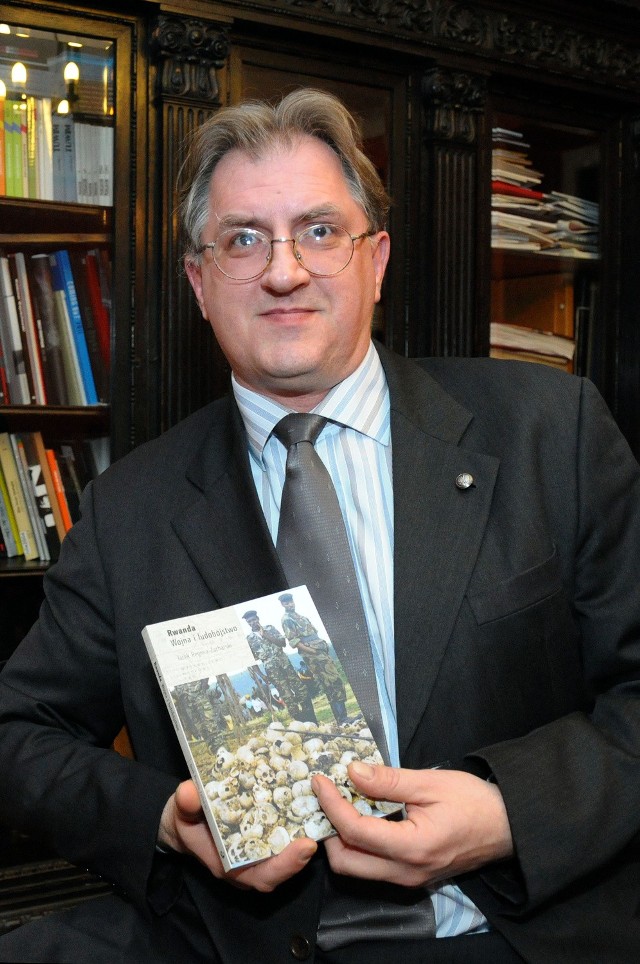 Jacek Regina-Zacharski jest adiunktem w Katedrze Teorii Polityki Zagranicznej i Bezpieczeństwa Uniwersytetu Łódzkiego