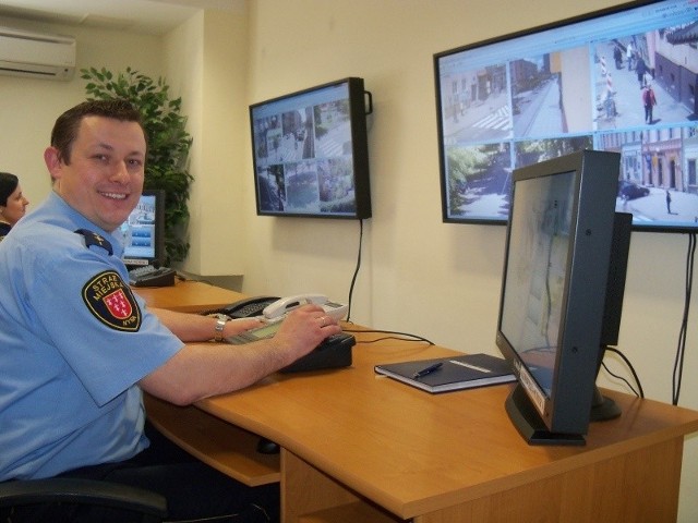 Strażnik miejski Adam Sadłowski. W Nysie 14 kamer miejskiego monitoringu stale śledzi jedna lub dwie osoby.