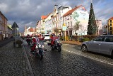 NOWA SÓL.  Mikołaje na motorach przejechały ulicami miasta. Za kilka dni wesprą Dom Samotnej Matki w Zielonej Górze