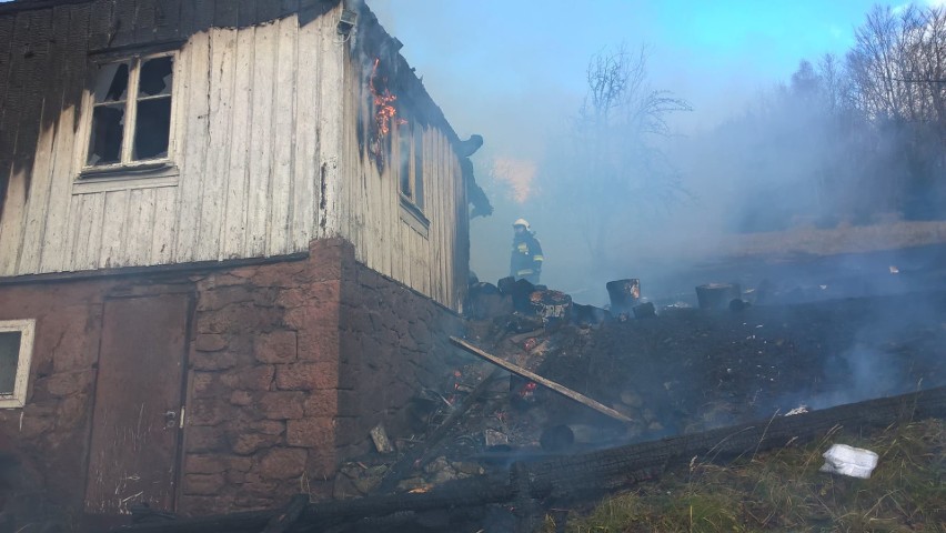 Pożar w Zwardoniu, gaszenie było bardzo trudne. Dom znajdował się wysoko na zboczu góry ZDJĘCIA
