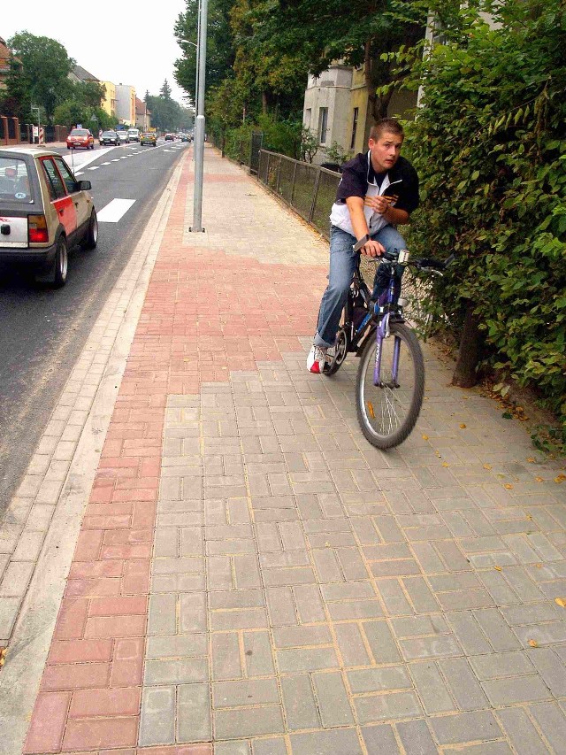Dziś, kiedy ul. Orląt Lwowskich jest gotowa i trwają tylko ostatnie prace, na ścieżkę rowerową nie ma szans. Można co najwyżej na chodnikach umieścić symbol roweru, by poruszający się na dwóch kółkach wiedzieli, że jadąc tędy nie łamią przepisów drogowych.