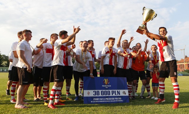 30 tysięcy złotych nagrody i regionalny Puchar Polski na szczeblu wojew&oacute;dzkim wywalczyła Resovia. &bdquo;Pasiaki&rdquo; w finale, rozegranym w Tarnobrzegu, rozbiły występujące trzy ligi niżej rezerwy Siarki 6:1.Czytaj więcej: Resovia zgarnęła puchar i 30 tysięcy złotych. Dwie bramki głową filigranowego Ogrodnika! [RELACJA]Do końca wspierały Biało-Czerwonych. Partnerki piłkarzy oraz &quot;miss mundialu&quot; na trybunach podczas meczu z Senegalem&lt;script class=&quot;XlinkEmbedScript&quot; data-width=&quot;640&quot; data-height=&quot;360&quot; data-url=&quot;//get.x-link.pl/e2e8090a-d3ae-e7ac-3e25-0d4a2ab7462f,ba88a79d-aefa-4c16-6073-524b594f108a,embed.html&quot; type=&quot;application/javascript&quot; src=&quot;//prodxnews1blob.blob.core.windows.net/cdn/js/xlink-i.js?v1&quot;&gt;&lt;/script&gt;