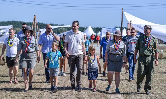 Premier Mateusz Morawiecki ze swoimi dziećmi w środę 8.08.2018 odwiedził harcerzy na Wyspie Sobieszewskiej