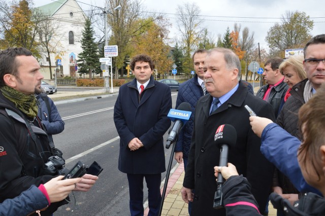 W środę władze powiatu i miasta spotkały sie na odnowionej Klasztornej z dziennikarzami