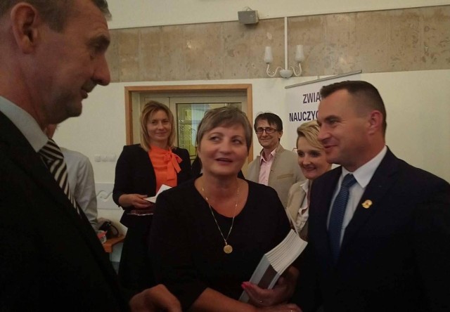 Burmistrz Włoszczowy Grzegorz Dziubek otrzymał Złotą Odznakę ZNP od prezesa Zarządu Głównego Sławomira Broniarza. 