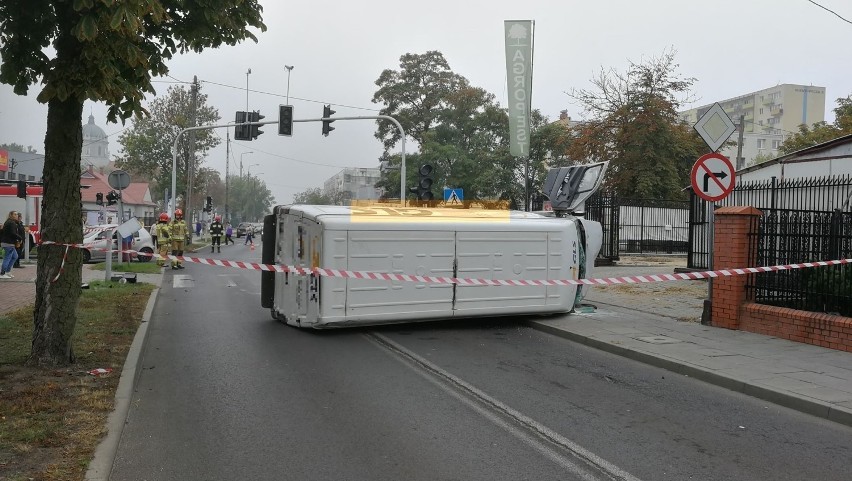 Wypadek na skrzyżowaniu Wiejska - Długa we Włocławku. Dostawczak wywrócił się na bok [zdjęcia]