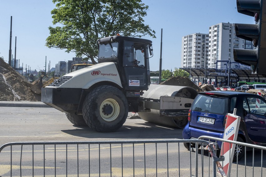 Koniec przebudowy ronda Rataje zaplanowano na marzec 2022 r....