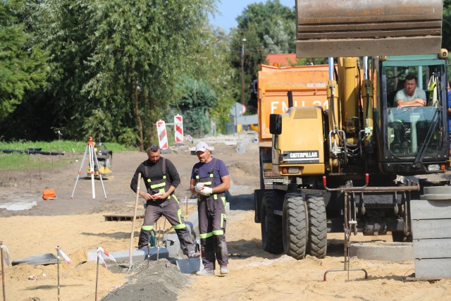 Prace na osiedlu kompozytorów w Nowej Soli kosztować będą ok. 6 milionów złotych. Potrwają rok. Kliknij w przycisk "zobacz galerię" i przesuwaj zdjęcia w prawo - naciśnij strzałkę lub przycisk NASTĘPNE 