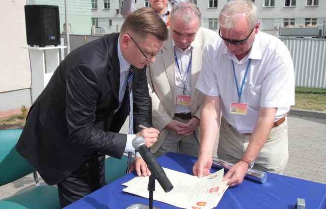 Wiceminister Krzysztof Chlebus wziął  udzial w podpisaniu aktu erekcyjnego.