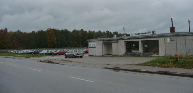 W zakładzie pracuje ponad 100 osób. Na razie samochody pracowników zapełniają parking przed fabryką.