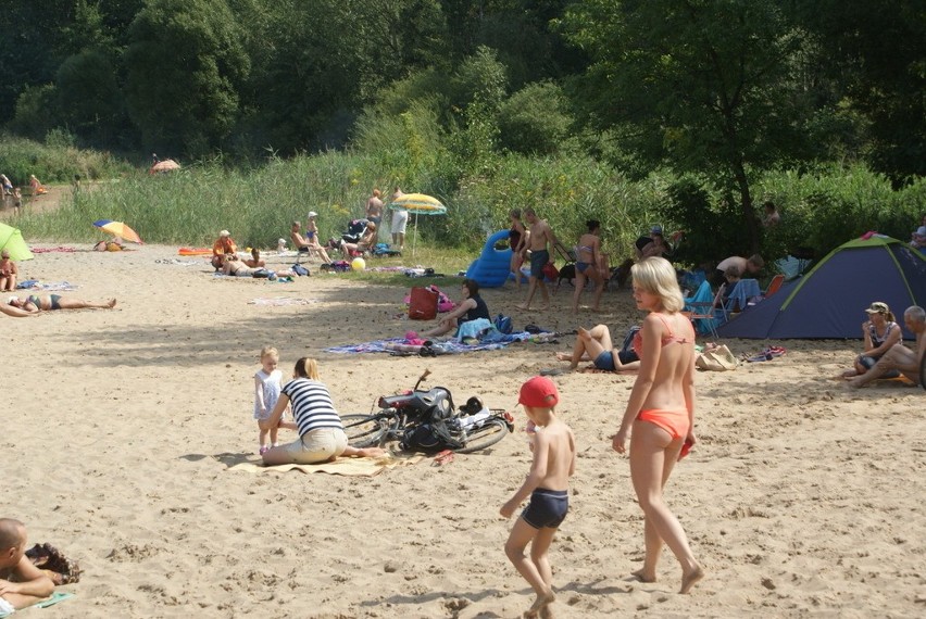 W sobotę nie brakowało chętnych do plażowania nad Pogorią...