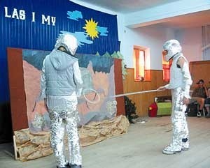 Uczniowie z gimnazjum w Karniewie zaprezentowali przedstawienie "Po nas choćby potop"