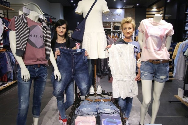 Specjalne rabaty dla klientów Pepe Jeans na noc zakupów W Pepe Jeans dostępna jest już kolekcja letnia. Kierownik Joanna Wojtasińska i ekspedientka Ula polecają shorty i kombinezony.