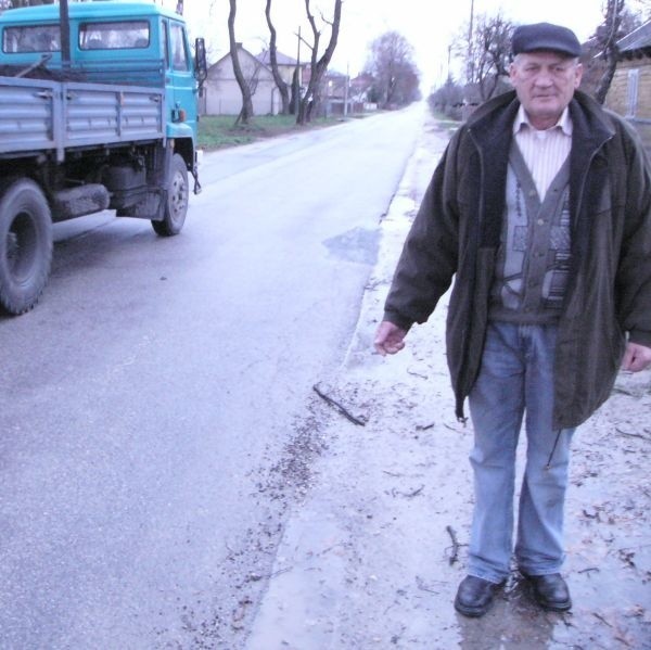 Sołtys Skorkowa Zenon Hajduk twierdzi, że samochody ciężarowe pędzą przez wieś 100 kilometrów na godzinę.