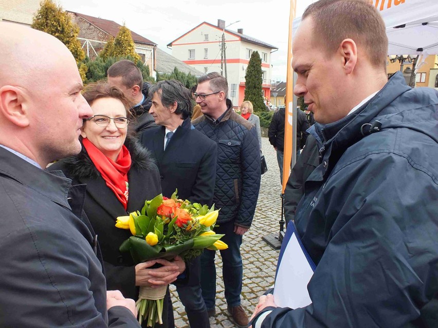 Wiceminister Rafał Weber z poseł Agatą Wojtyszek i...