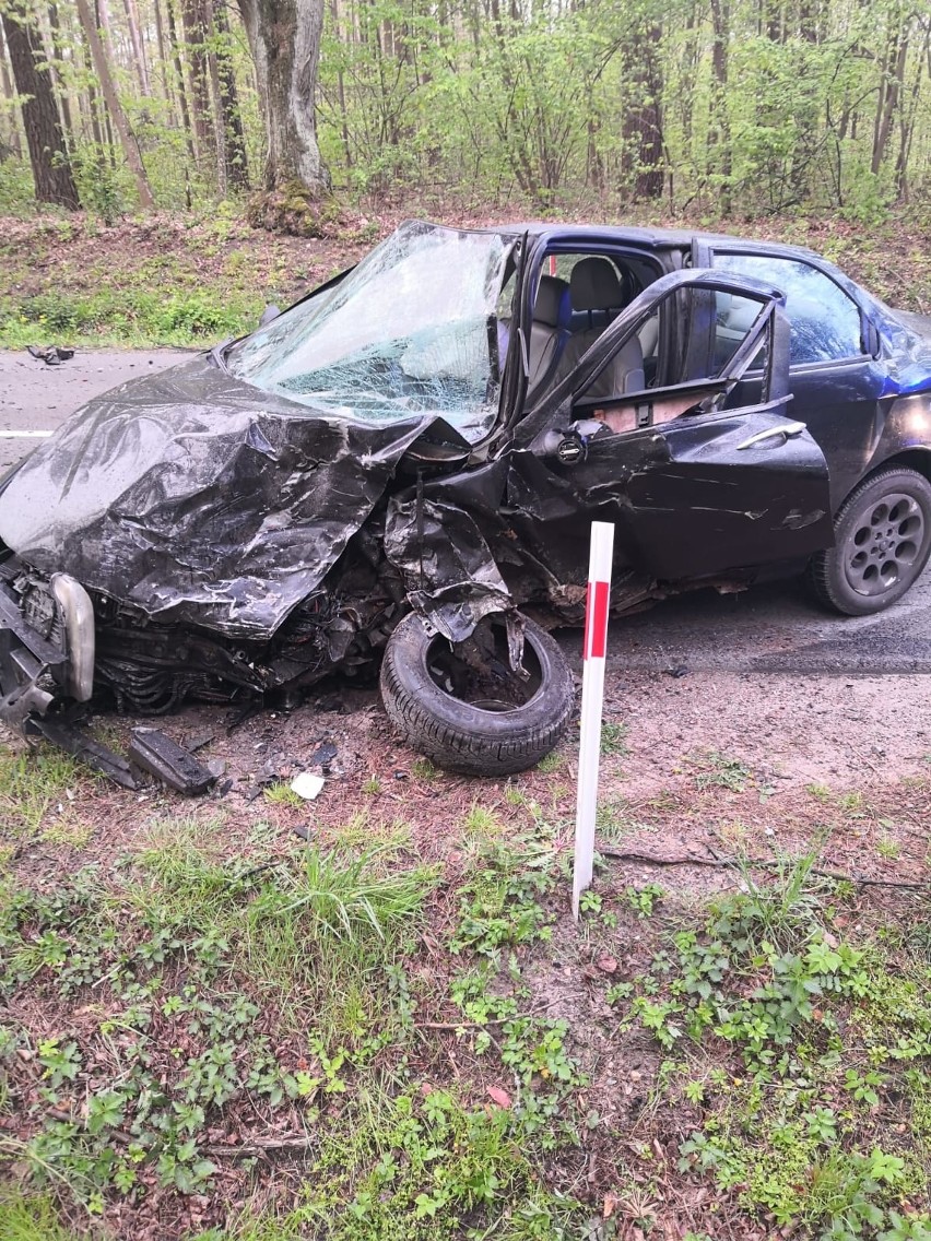 Groźny wypadek przy wyprzedzaniu w miejscowości Czernica. Dwie osoby ranne (ZDJĘCIA)