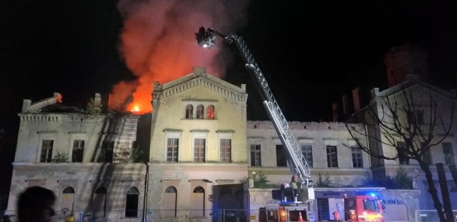 Straż pożarna ugasiła pożar zabytkowego dworca w Głubczycach w województwie opolskim
