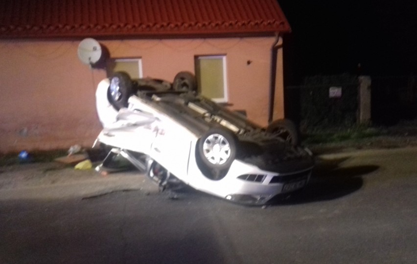 Wypadek i dachowanie pod Wrocławiem. Cztery osoby ranne