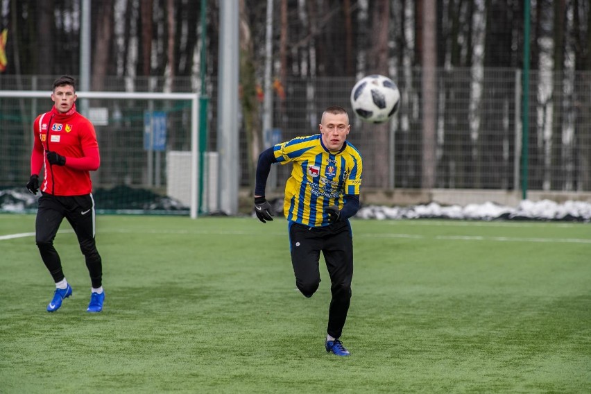 Piłkarze Tura (żółto-niebieskie koszulki) podczas zimowy...
