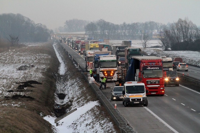 Wypadek tira wiozącego okna na autostradzie A4