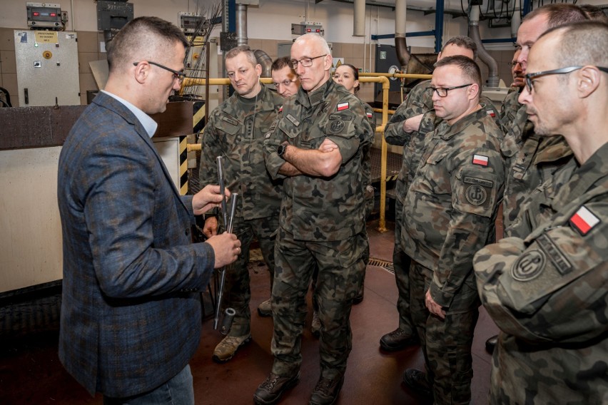 Przedstawiciele dowództwa terytorialsów przyglądali się produkcji broni w Fabryce Broni w Radomiu. Zobacz zdjęcia