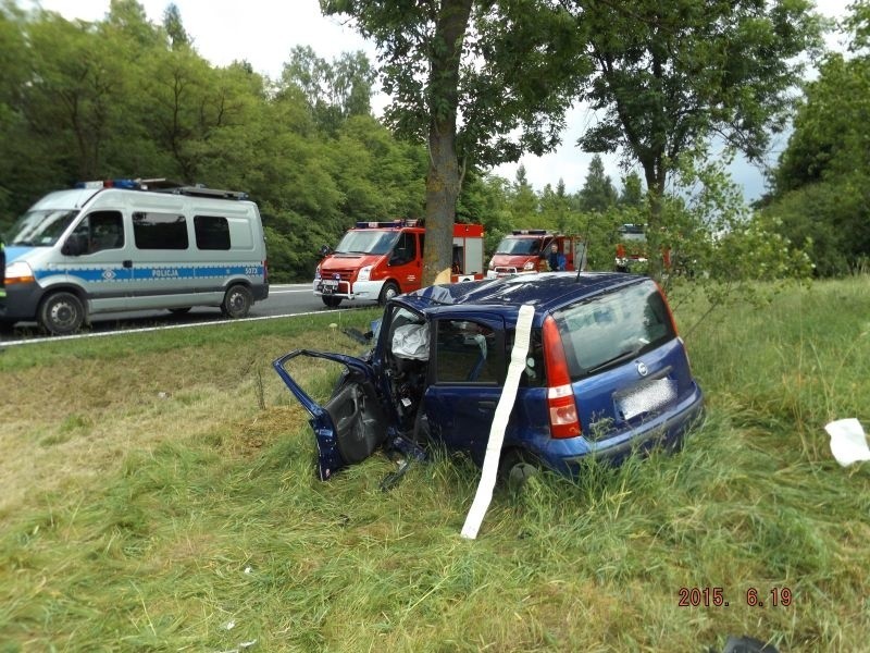 Wypadek między Chęcinami a Tokarnią. Samochód uderzył w drzewo, życie straciła kobieta 