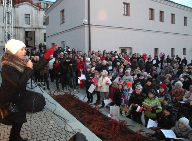 Pieśniobranie 2012 w Kielcach - Chórem dyrygowała Ewa Robak, szefowa Fermaty.  Prezydent podziękował kielczance podczas uroczystości w Warszawie.