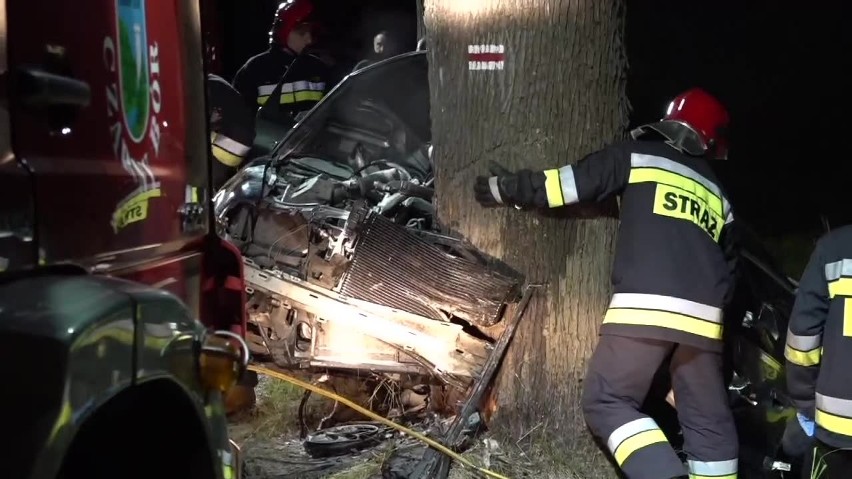 Audi uderzyło w drzewo. Dwie młode osoby nie żyją, trzecia jest w ciężkim stanie [FILM, ZDJĘCIA]