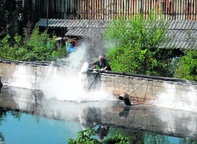 Wapnowanie nieużywanych zbiorników na terenie firmy Eco-Rock w lipcu 2013 było efektem interwencji mieszkańców