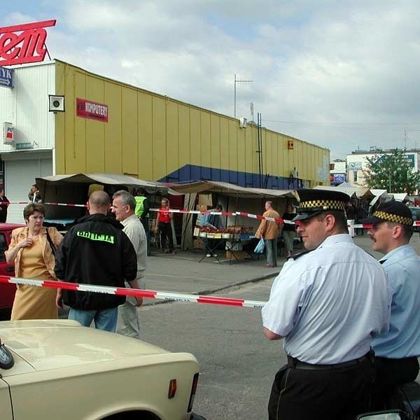 W tym miejscu, przy ul. Okulickiego, w czerwcu 2004 bandyci z grupy markowskiej zrabowali milion dolarów i postrzelili konwojenta.