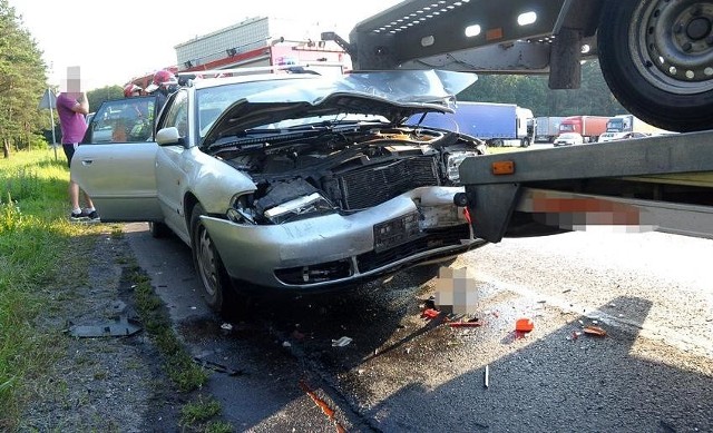 Dwie osoby: kobieta i dziecko zostały ranne w zderzeniu czterech aut do którego doszło na odcinku DK5 w miejscowości Nowy Świat, k. Szubina. W tył skręcającego na stację paliw samochód ciężarowy marki DAF uderzył samochód osobowy marki Peugeot 306, a w samochód osobowy uderzyła laweta marki Mercedes. Natomiast w lawetę uderzył samochód marki Audi, który nie zdążył wyhamować. Przez dłuższy czas, ten odcinek drogi był całkowicie nieprzejezdny.źródło: TVN Meteo Active/x-news