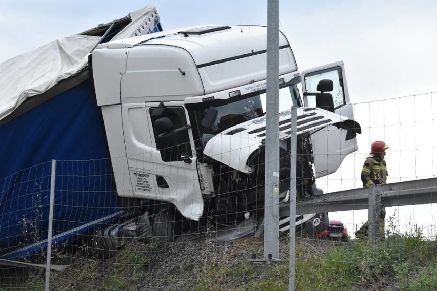 Groźny wypadek na drodze ekspresowej S3. Tir przewrócił się do rowu (ZDJĘCIA)