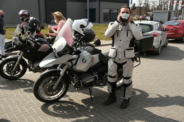 Świętokrzyscy motocykliści oficjalnie rozpoczynają sezon. Z Kielc wyruszyli do Opatowa, gdzie o godzinie 15 rozpocznie się "Motomarzanna 2021".Motocykliści przejadą trasą do Sandomierza, aż na bulwar imienia Józefa Piłsudskiego.Świętokrzyscy motocykliści rozpoczynają sezon. Z Opatowa jadą do Sandomierza [TRANSMISJA NA ŻYWO]