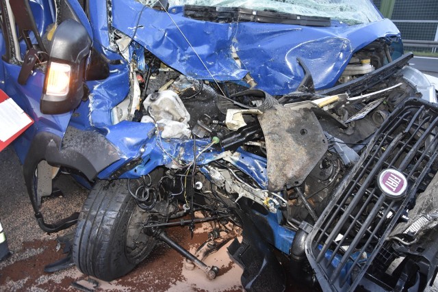 Zderzenie samochodu dostawczego z ciężarówką na 501. kilometrze autostrady A4