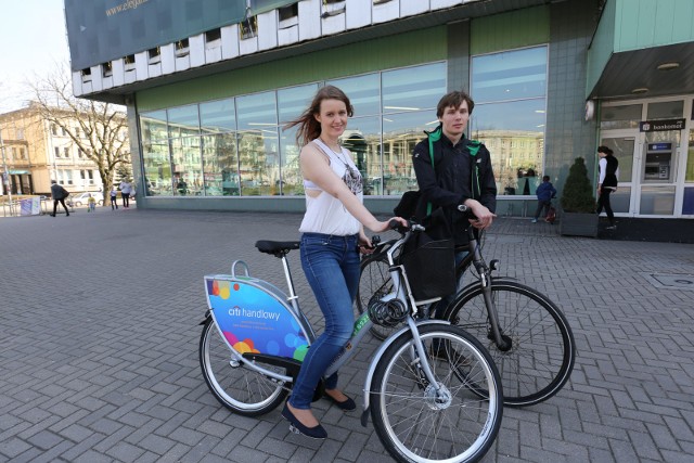 Anna Makar i Krystian Kisła już korzystali z nowych rowerów miejskich.
