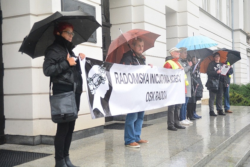 Protesty zwolenników i przeciwników zaostrzenia ustawy aborcyjnej w Radomiu