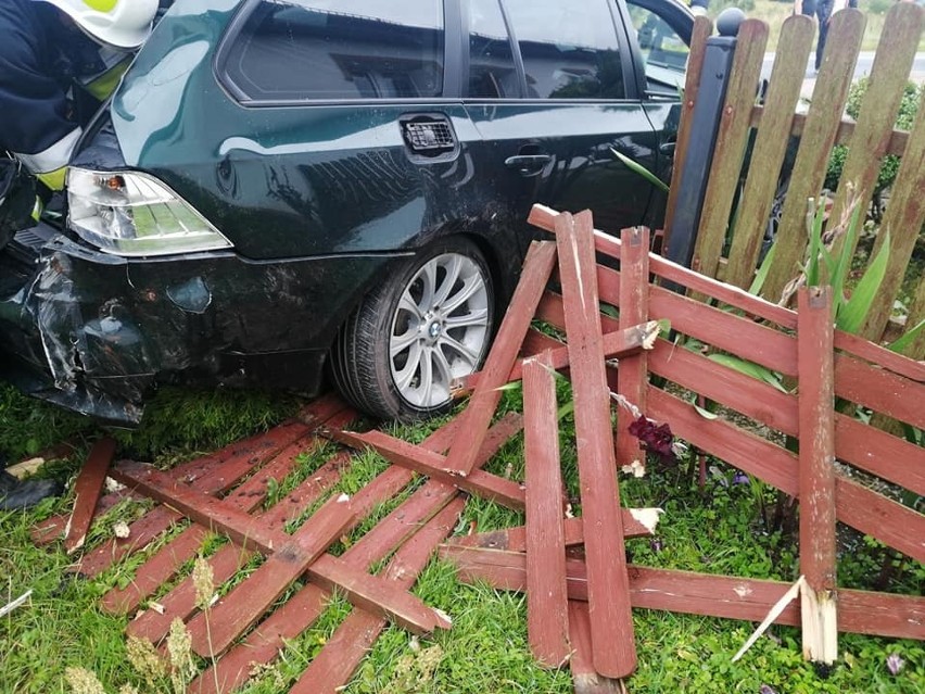 Kolizja w Żydowie. Samochodem wjechał w płot [ZDJĘCIA]