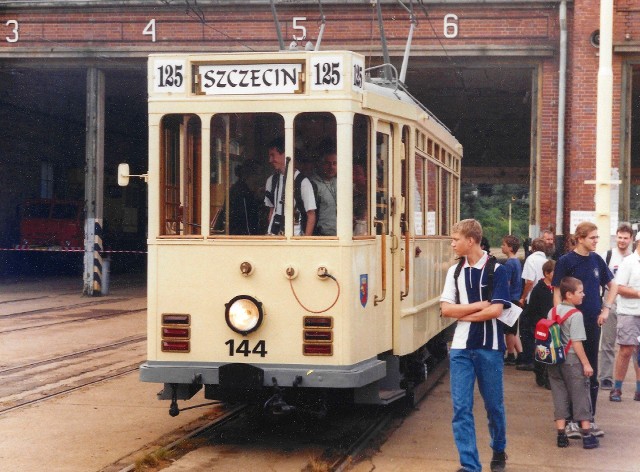 2004 rok. Wagon typu Bremen o numerze taborowym 144 był prezentowany w Zajezdni Pogodno. Trzy lata wcześniej, w 2001r. Centralne Warsztaty przeprowadziły przebudowę wagonu o numerze 144 z pługu na historyczny. Wagon oddano do użytku 6 lipca 2001 roku. Przyjechał do naszego miasta w maju 1926 roku. Rok wcześniej zaczęto dostawy 40 wagonów silnikowych i 10 doczepnych typu Dessau. Od października 2010 roku stoi w Muzeum Techniki i Komunikacji w Szczecinie.