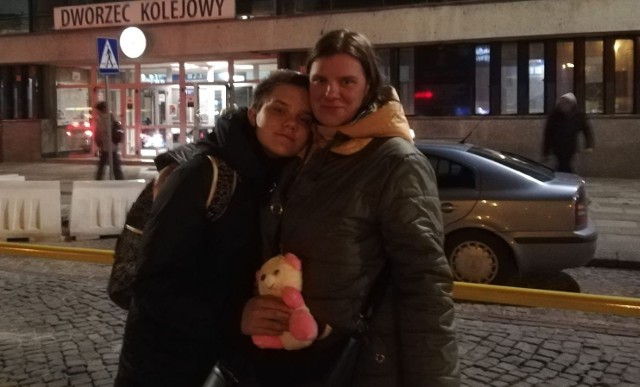 Pani Julia z 15-letnią córką w piątek dotarła do Kielc, teraz jest już w Piekoszowie w Domu dla Niepełnosprawnych. Zobacz na kolejnych zdjęciach księdza Zygmunta na granicy i prace remontowe w ośrodku w Piekoszowie.