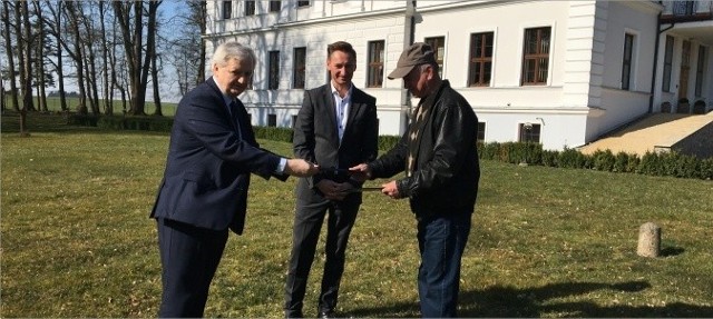 Nagrodę Tadeuszowi Kogutowi wręczyli w środę Olgierd Geblewicz, marszałek województwa zachodniopomorskiego i Lech Karwowski, dyrektor Muzeum Narodowego w Szczecinie.