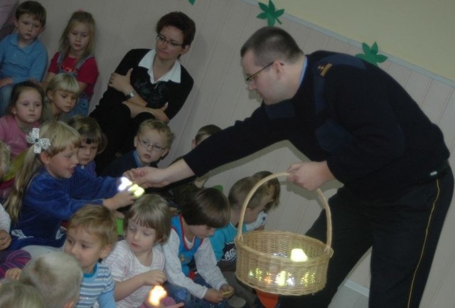 Strażnicy miejscy z Olesna rozdają przedszkolakom odblaski. Na zdjęciu komendant Krzysztof Latocha.