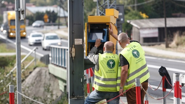 Od maja 2021 roku w Polsce mają pojawić się fotoradary nowej serii, których docelowo ma być 26. GITD podpisało już umowę na ich dostawę oraz montaż. Na liście Głównego Inspektoratu Transportu Drogowego znalazło się także województwo lubuskie. Gdzie zostaną zamontowane? Pokazujemy dokładne lokalizacje - zobaczcie na mapie.   CZYTAJ DALEJ >>>CZYTAJ RÓWNIEŻ: -   Słono zapłacicie u mechanika! Tak robiąc możecie wykończyć swój samochód-   Nie przepłacaj! Te samochody kupicie za 10 tys. zł i będziecie jeździć latami!-   Mało palą, niewiele kosztują. Ekonomiczne auta osobowe do 20 tys. złZobacz również: Za zdjęcie z fotoradaru zawsze zapłaci właściciel auta? To nowy pomysł Ministerstwa Infrastruktury:źródło: TVN Turbo