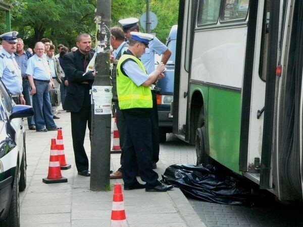 Osiemdziesięciolatka zginęła przejechana przez autobus miejskiej komunikacji.