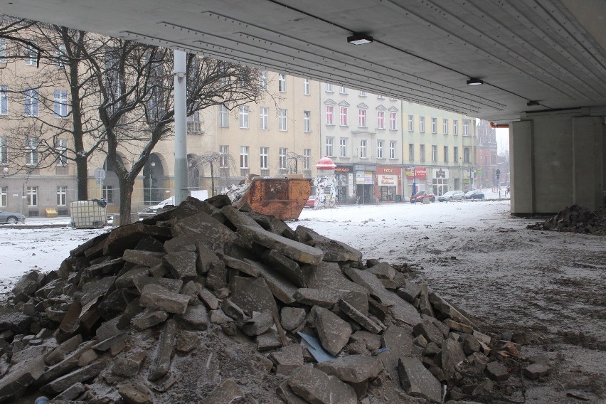 Piesi swobodnie chodzą po rynku, także po torowisku. Trudno...