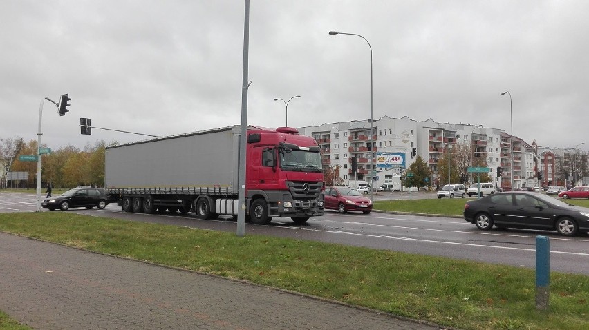 Białoruska ciężarówka zablokowała jeden z pasów na...